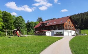 Haus mit Spielplatz111